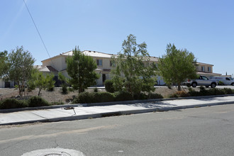 Parra Apartments in Victorville, CA - Foto de edificio - Building Photo