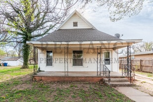 400 S King St in Mount Hope, KS - Building Photo