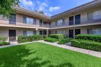 Kimberly Arms Apartment Homes in Fullerton, CA - Foto de edificio - Building Photo