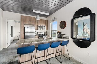 1966 Travis St in Houston, TX - Building Photo