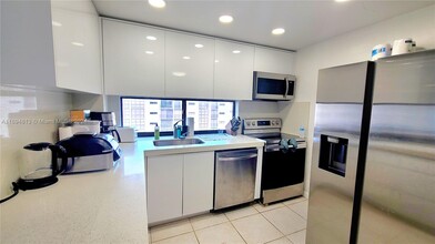 16909 N Bay Rd, Unit 806 in Sunny Isles Beach, FL - Foto de edificio - Building Photo