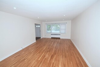 242 Clinton Rd in Garden City, NY - Building Photo - Building Photo