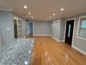 6902 Lyons St in Morton Grove, IL - Building Photo - Building Photo