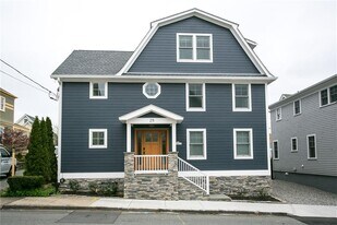 25 Dearborn St in Newport, RI - Building Photo