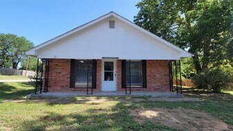 306 W Hale Ave in Decatur, TX - Building Photo