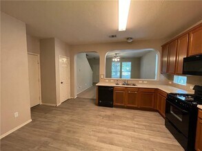 10412 Maydelle Dr in Austin, TX - Building Photo - Building Photo