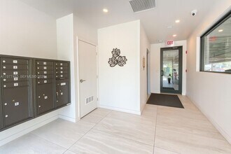 1950 Fletcher St, Unit 305 in Hollywood, FL - Foto de edificio - Building Photo