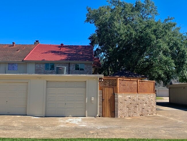 3214 Continental Dr in Missouri City, TX - Foto de edificio - Building Photo