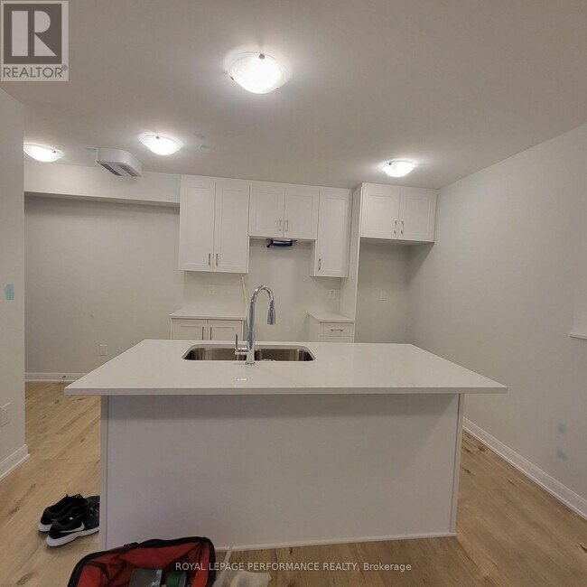 807 Arcadian Private in Ottawa, ON - Building Photo - Building Photo