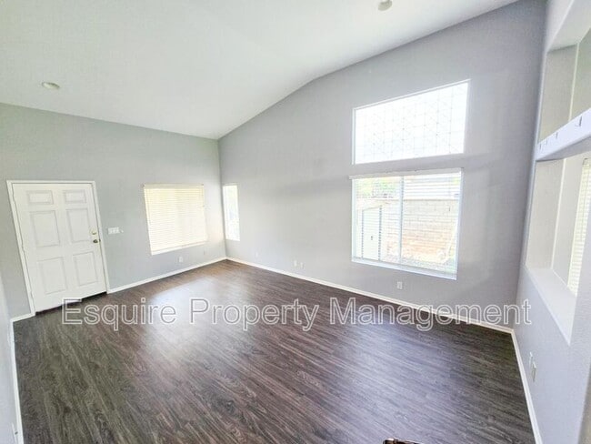 690 Avenida Magdalena in Camarillo, CA - Building Photo - Building Photo