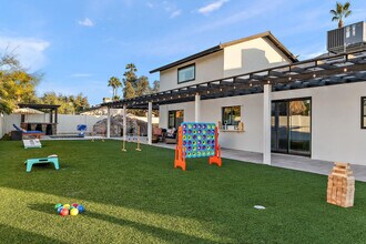 12201 N 58th Way in Scottsdale, AZ - Foto de edificio - Building Photo