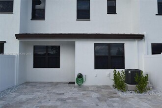 3384 W 100th Terrace in Hialeah, FL - Building Photo - Building Photo