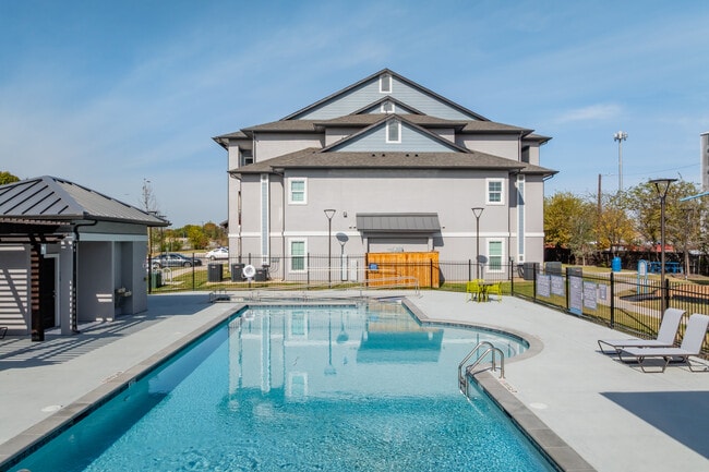 Village at the Loop in San Antonio, TX - Building Photo - Building Photo