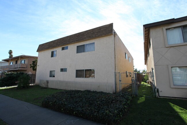 19142 Sherman Way in Reseda, CA - Building Photo - Building Photo