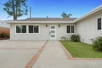 8848 Gothic Ave in North Hills, CA - Foto de edificio - Building Photo