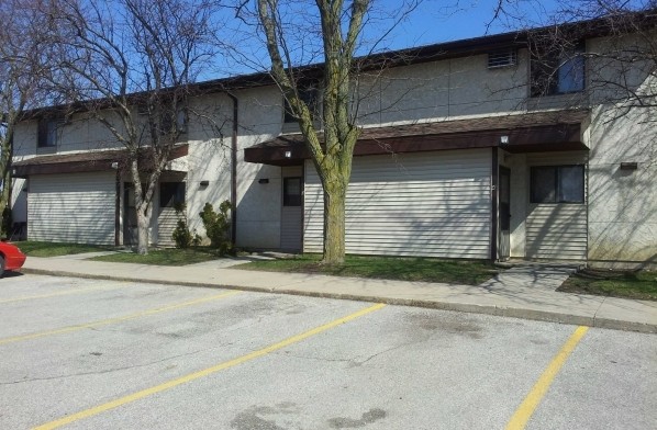 Cedar Square in Cedar Falls, IA - Building Photo