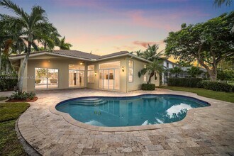 896 Marina Dr in Weston, FL - Foto de edificio - Building Photo