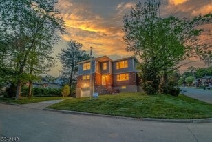 205 Gordon Ave in Totowa, NJ - Building Photo