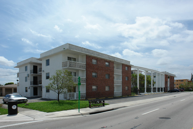 6270 W Flagler St in Miami, FL - Building Photo - Building Photo