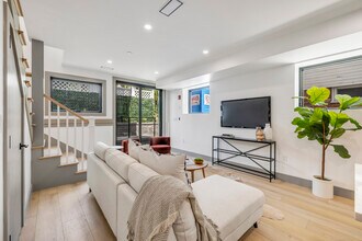 566 E 3rd St, Unit 2 in Boston, MA - Building Photo - Building Photo