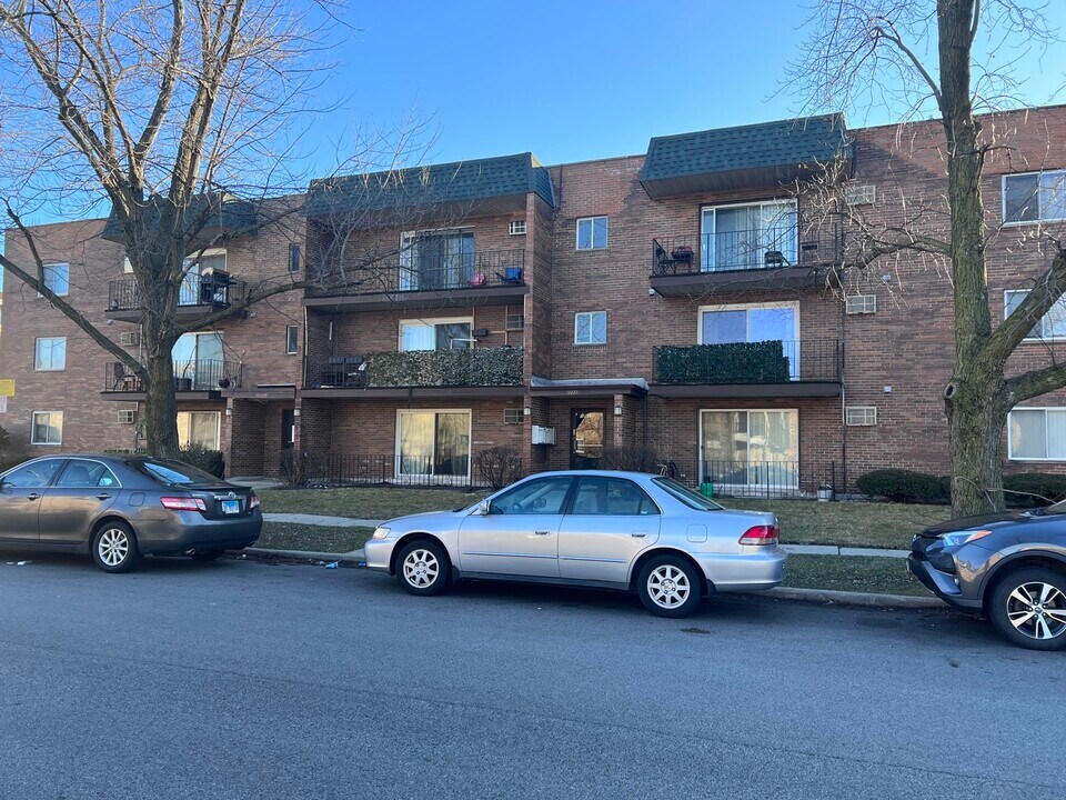 10611 Parkside Ave in Chicago Ridge, IL - Building Photo