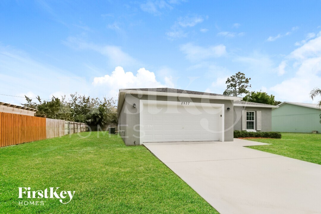 2937 SW Moody Terrace in Port St. Lucie, FL - Foto de edificio