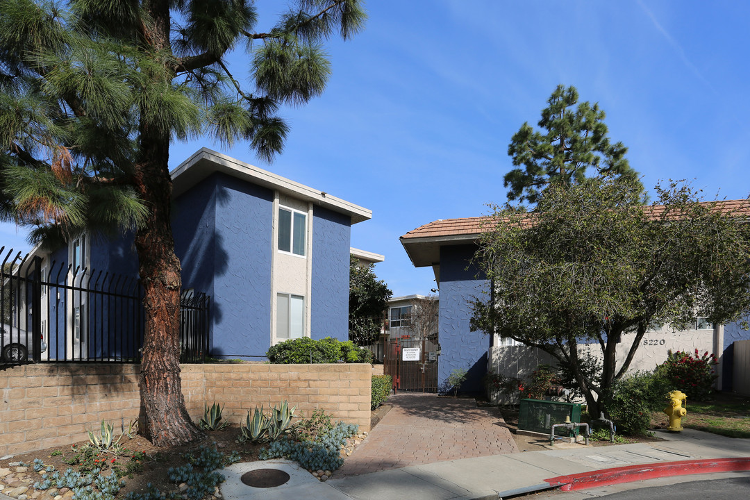 Villa Knolls Apartments in La Mesa, CA - Building Photo