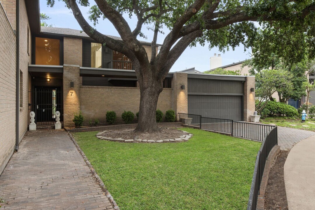8800 Woodway Dr in Houston, TX - Building Photo
