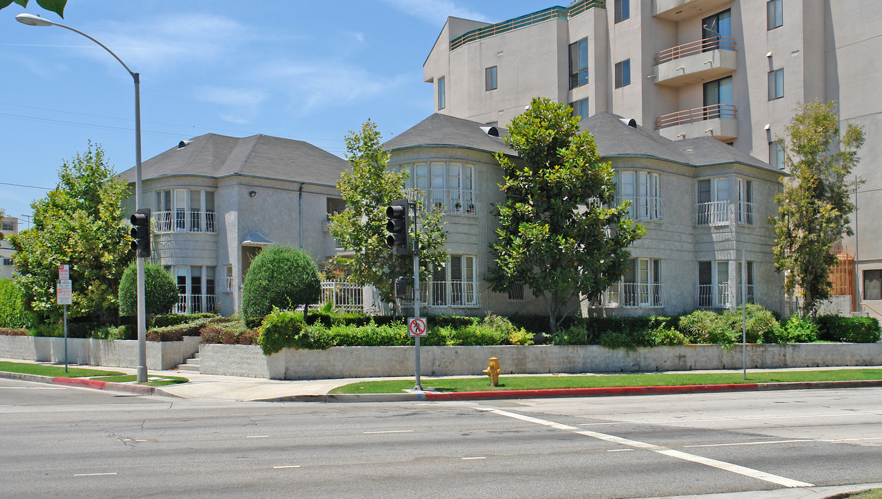 401 S Le Doux Rd in Los Angeles, CA - Building Photo