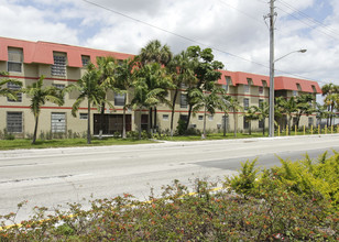 Nile Gardens Apartments in Opa Locka, FL - Foto de edificio - Building Photo