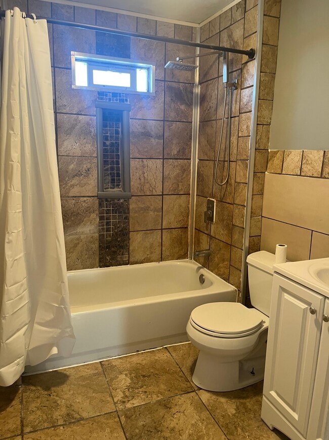 16927 Hillsboro Rd in Cleveland, OH - Building Photo - Building Photo