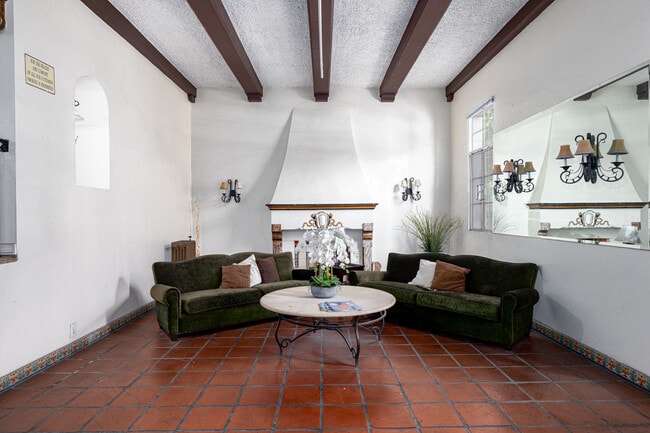Linda Vista Apartments in Los Angeles, CA - Foto de edificio - Lobby