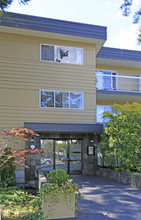 CRESTWOOD MANOR in White Rock, BC - Building Photo - Building Photo