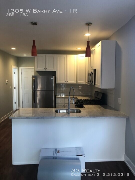 1305 W Barry Ave-Unit -1R in Chicago, IL - Building Photo