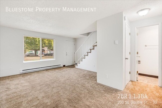 200 SE Uglow St in Dallas, OR - Foto de edificio - Building Photo