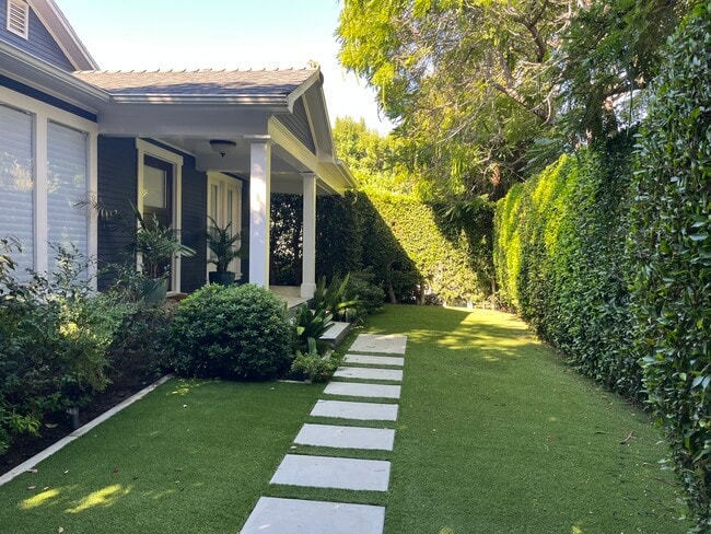 7024 De Longpre Ave in Los Angeles, CA - Foto de edificio - Building Photo