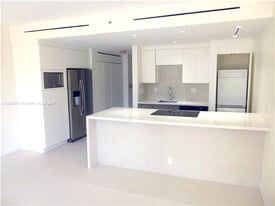 520 Brickell Key Dr, Unit #517 in Miami, FL - Building Photo