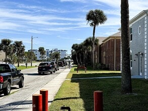 925 Palm Springs Blvd in Indian Harbour Beach, FL - Building Photo - Building Photo