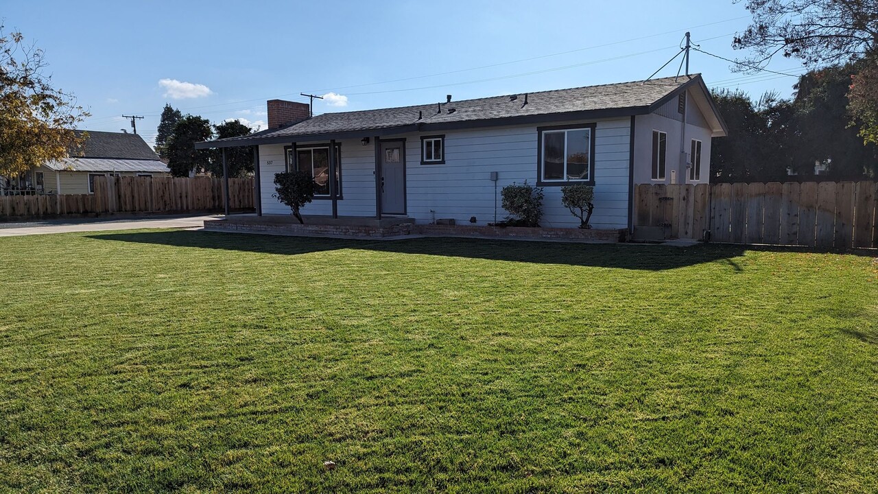 537 W Grand Ave in Porterville, CA - Building Photo