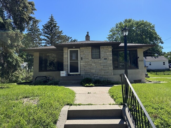 3327 Taylor St NE in Minneapolis, MN - Building Photo - Building Photo