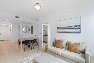 225 N Miami Ave, Unit SI FL25-ID1380778P in Miami, FL - Foto de edificio - Building Photo