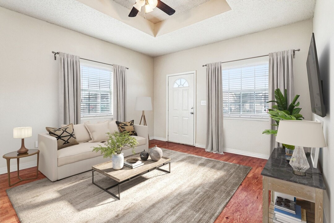 102 Royal St in Waveland, MS - Building Photo