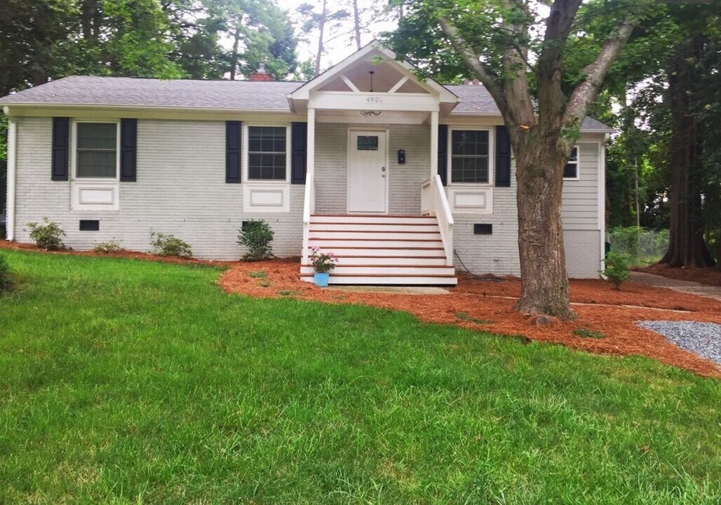 4922 Baylor Dr in Charlotte, NC - Building Photo