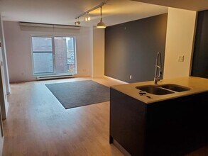350 Bd de Maisonneuve in Montréal, QC - Building Photo - Building Photo