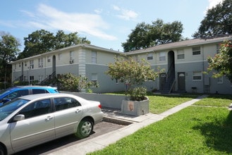 Woodlawn Oaks in St. Petersburg, FL - Building Photo - Building Photo