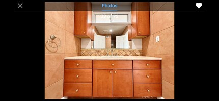 24204 Calvert St in Woodland Hills, CA - Foto de edificio - Building Photo