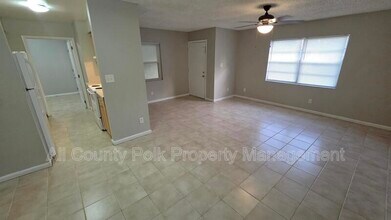 2121 S San Gully Rd in Lakeland, FL - Foto de edificio - Building Photo