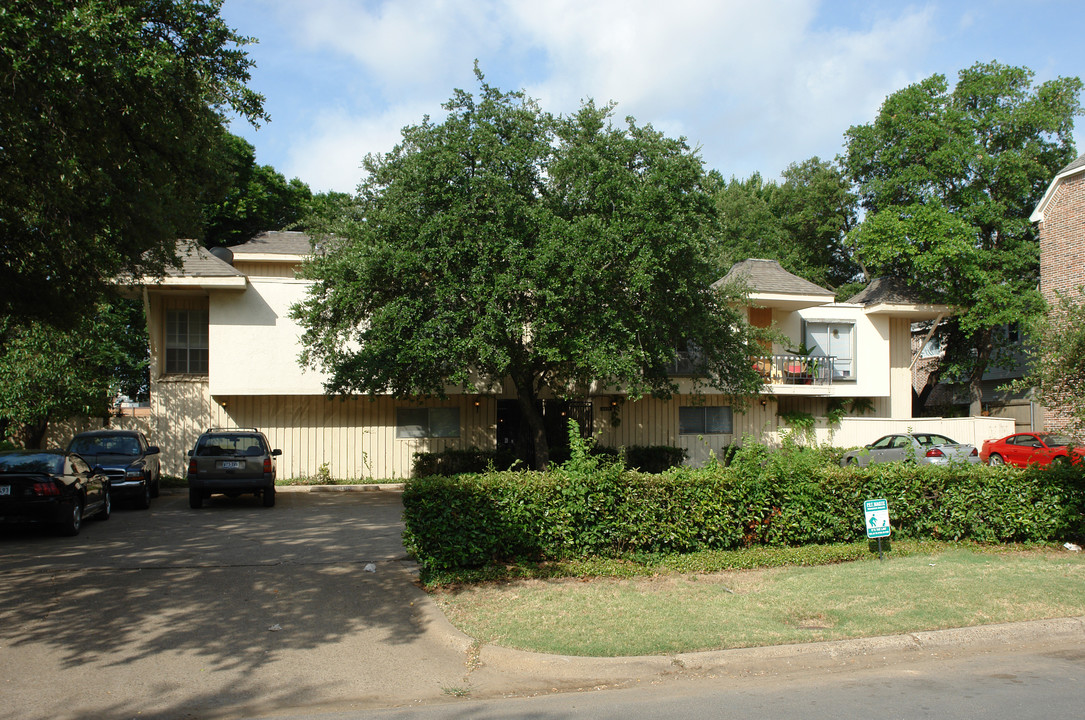 Holland Avenue Apartments in Dallas, TX - Building Photo