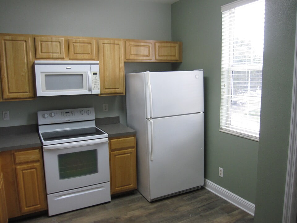 6144 Abbott Station Drive, Unit Unit 201 in Zephyrhills, FL - Building Photo