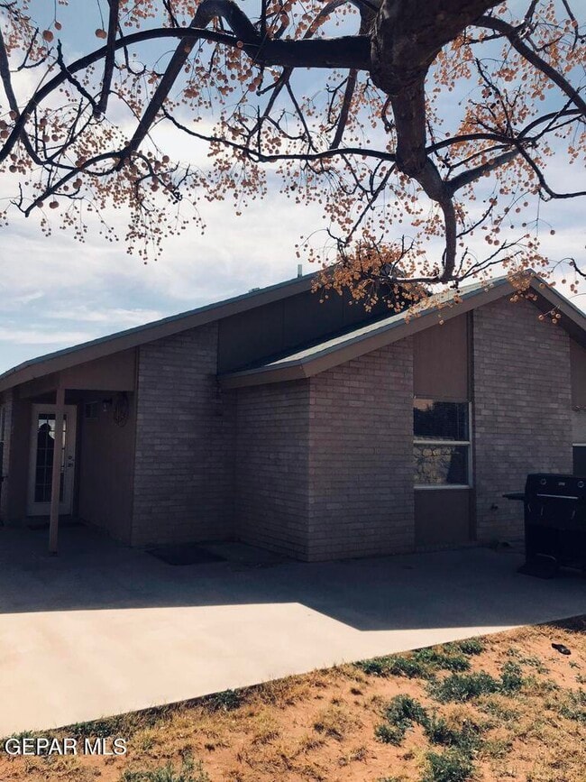 11811 2 Towers Dr in El Paso, TX - Building Photo - Building Photo